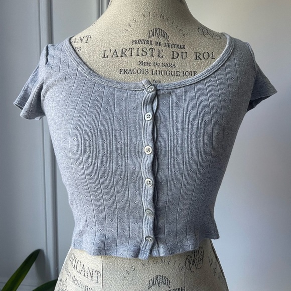 Brandy Melville Light Gray Button-Front Crop Top - Picture 3 of 6